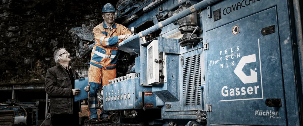 gasser_2 Testimonial Photo with Gasser Felstechnik on a construction machine