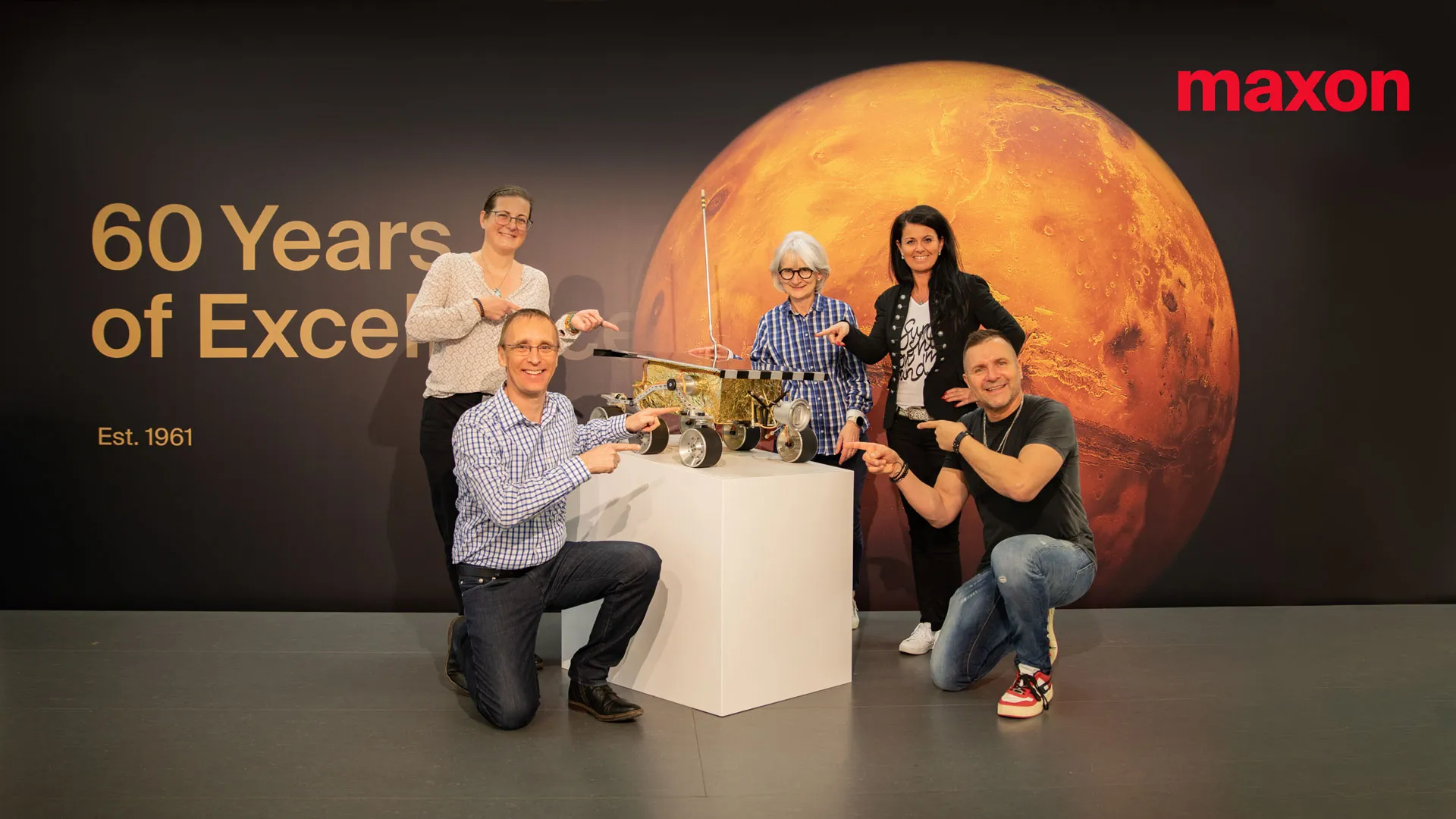 Maxon Testimonial Photo 01 Maxon Testimonial Group Photo in Front of the Mars Roboter